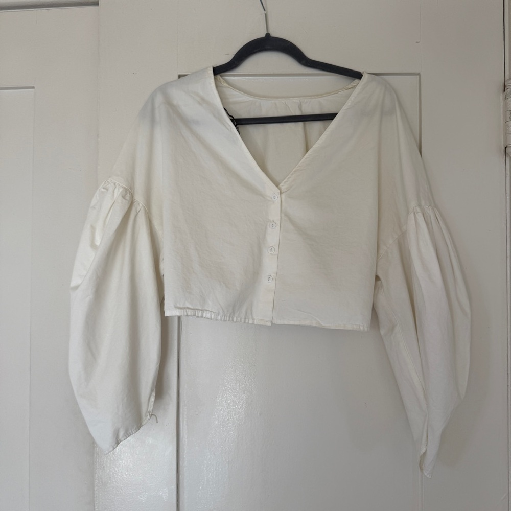 Elegant White Button-Up Women's Top w Ballon Sleeves
